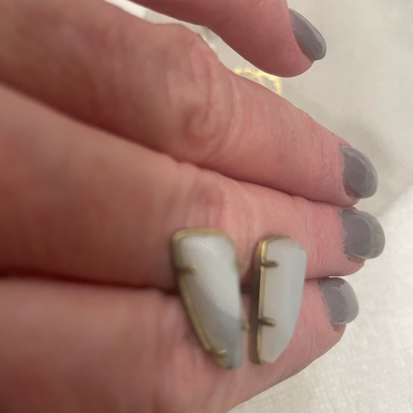 Kendra Scott Everett Stud Earrings, white banded agate, antique brass, beautiful - Picture 7 of 9